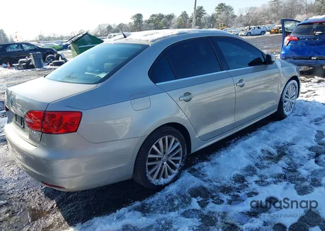 2013 Volkswagen Jetta 2.5L Sel z USA, uszkodzony, nr VIN 3VWLX7AJ9DM218396